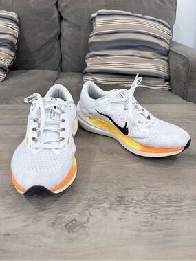 Nike Winflo 10 White Running Sneakers. Black Swoosh, Yellow-Orange Gradient